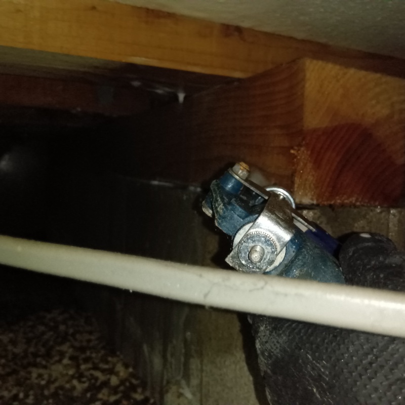 床下の木材にシロアリ駆除剤を散布