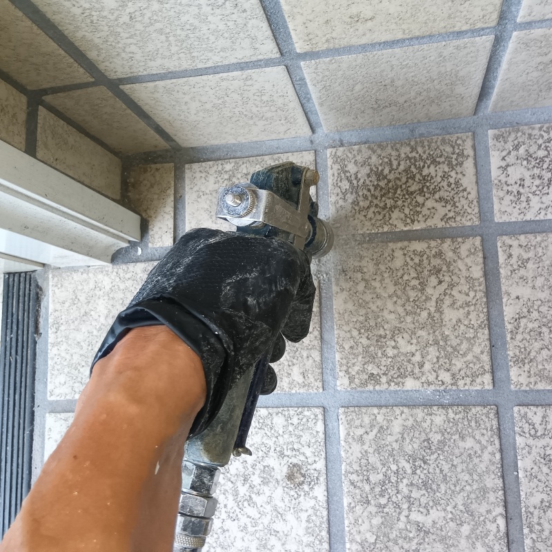 床にシロアリ駆除剤を注入