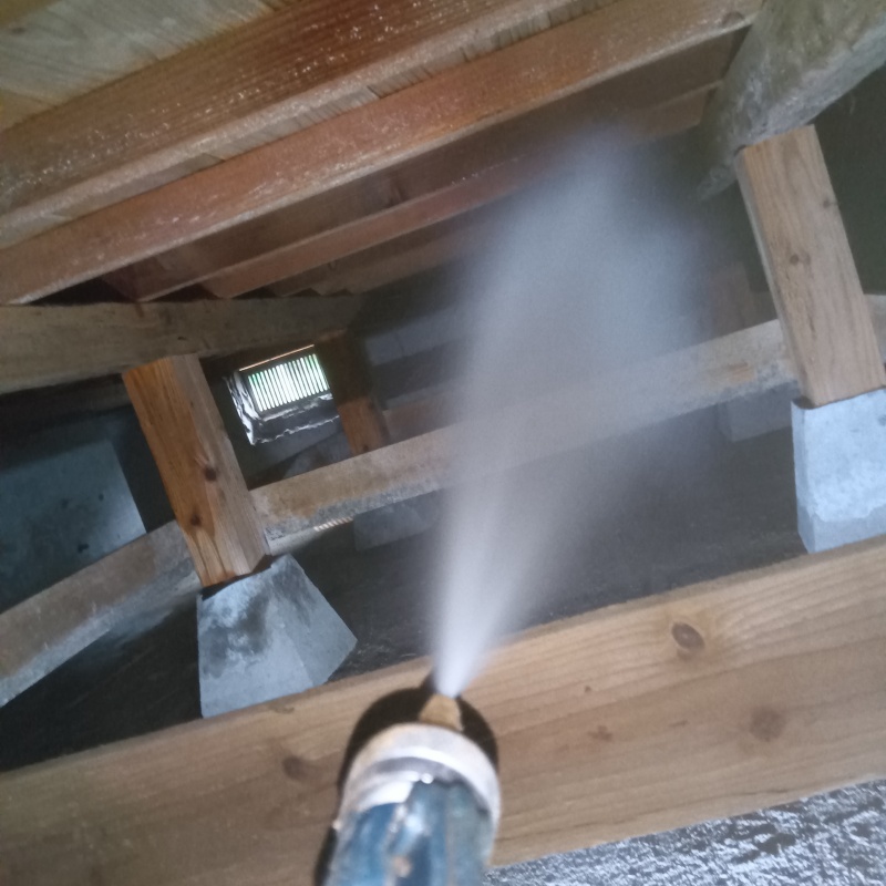 床下の木材にシロアリ駆除剤を散布