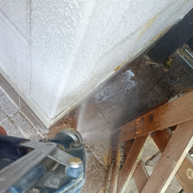 屋外の地面にシロアリ駆除剤を散布