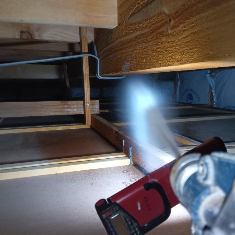 屋根裏にシロアリ駆除剤を散布