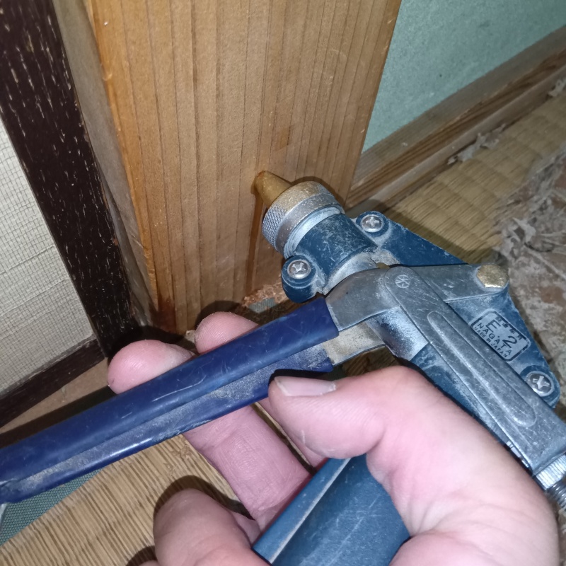 柱にシロアリ駆除剤を注入