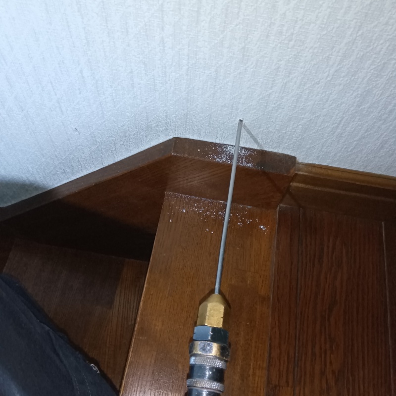 壁にシロアリ駆除剤を注入