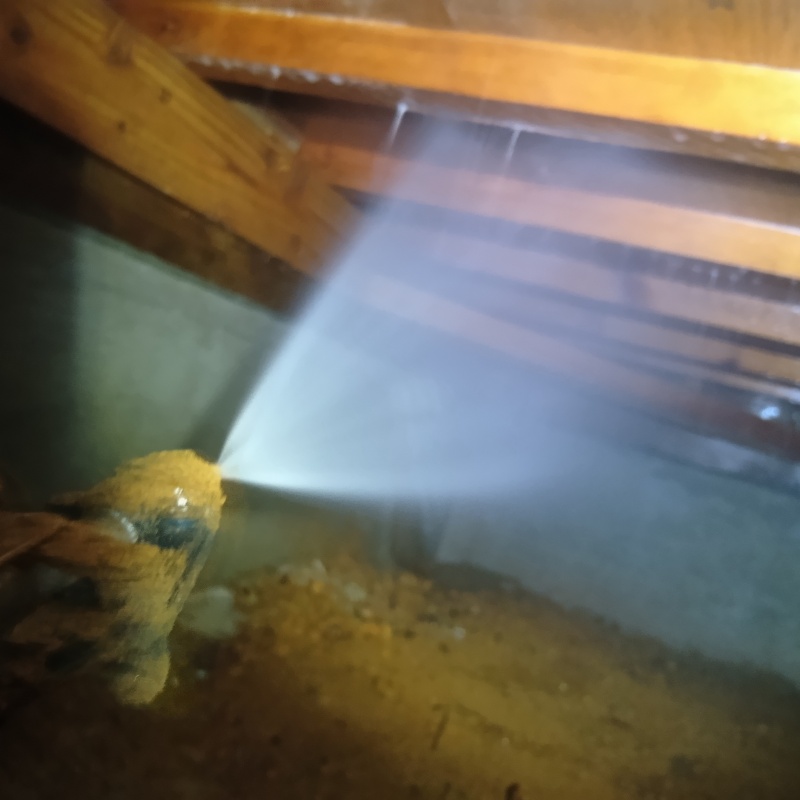 床下の木材にシロアリ駆除剤を散布