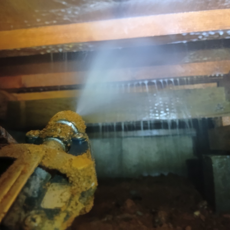 床下の木材にシロアリ駆除剤を散布