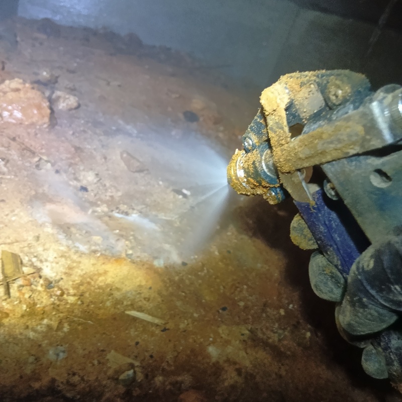 床下の地面にシロアリ駆除剤を散布