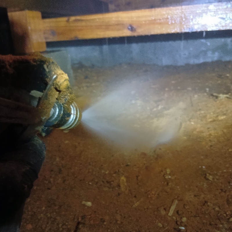 床下の地面にシロアリ駆除剤を散布