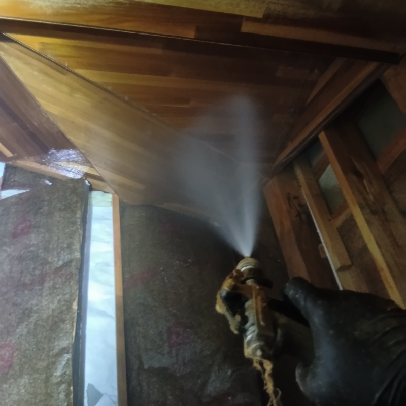 階段にシロアリ駆除剤を散布