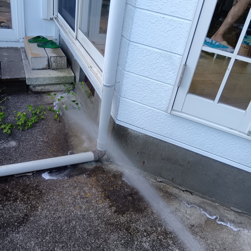 建物の外周にシロアリ駆除剤を散布