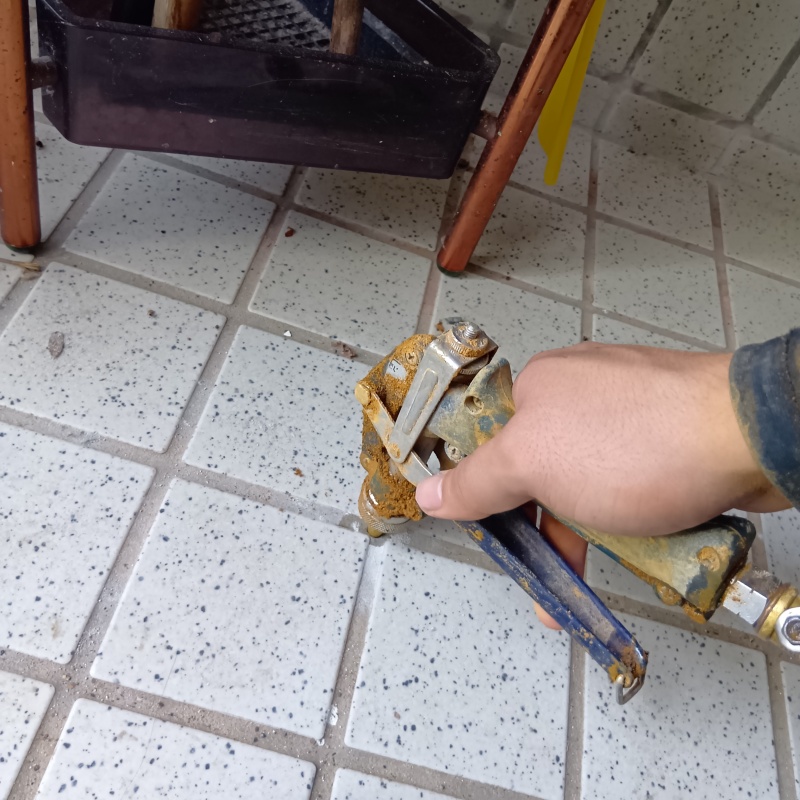 床にシロアリ駆除剤を注入