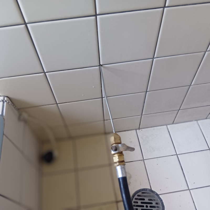 壁にシロアリ駆除剤を注入