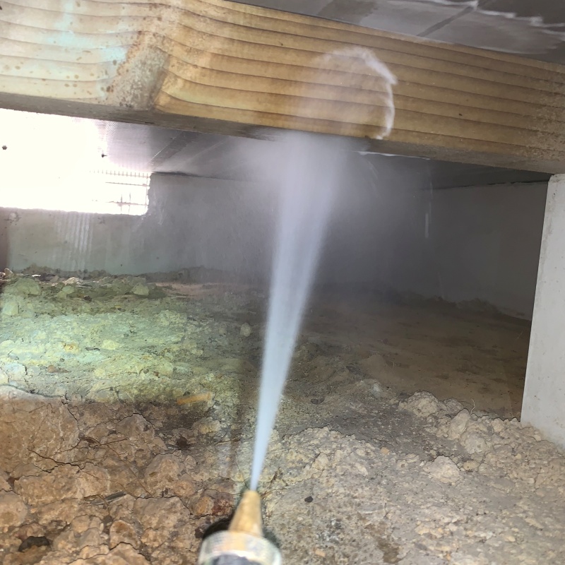 床下の木材に防蟻剤を散布