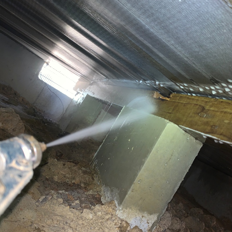 床下の木材に防蟻剤を散布