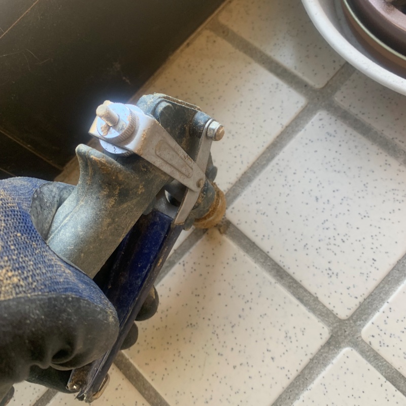 床に防蟻剤を注入