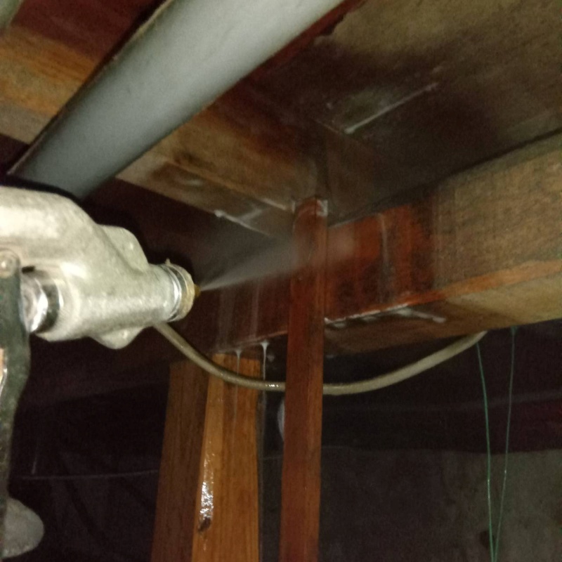 床下の木材にシロアリ駆除剤を散布