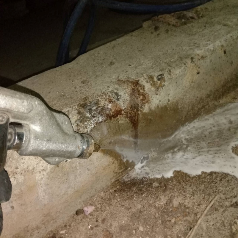 床下の地面にシロアリ駆除剤を散布