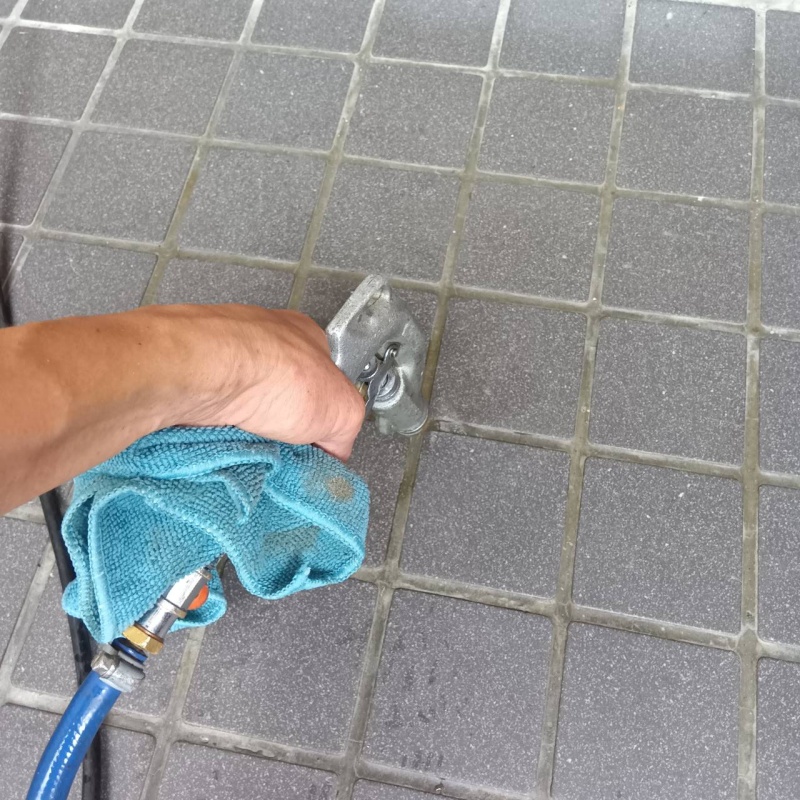 床にシロアリ駆除剤を注入