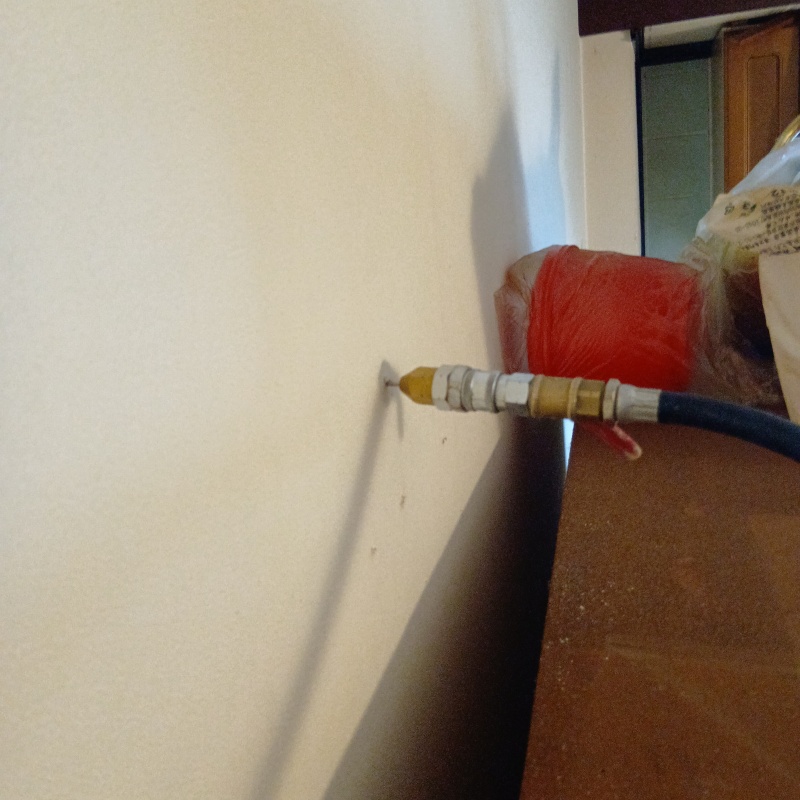 壁にシロアリ駆除剤を注入