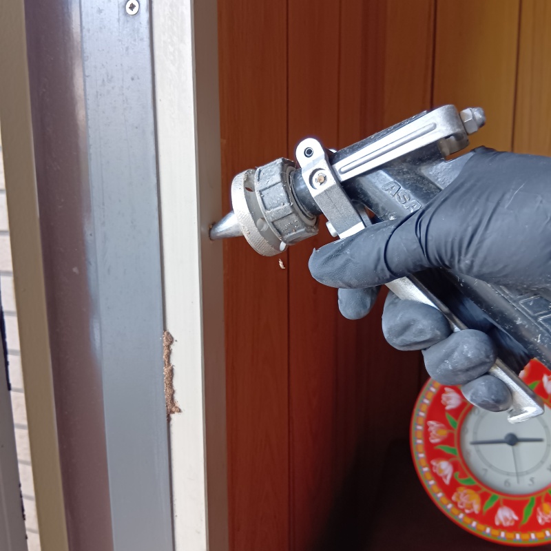 柱にシロアリ駆除剤を注入