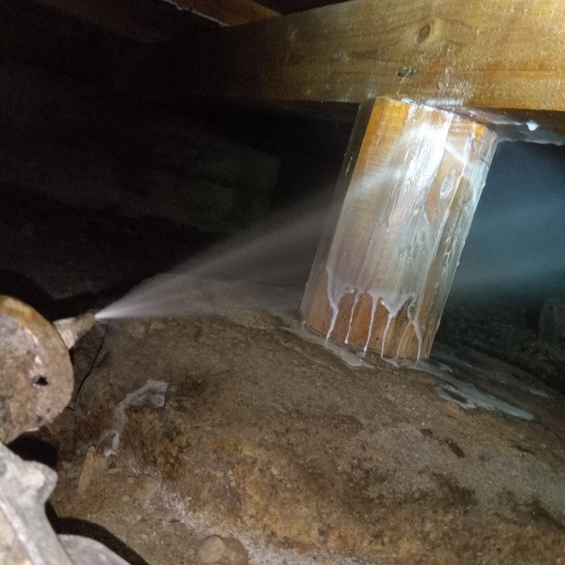 床下の木材に防蟻剤を散布