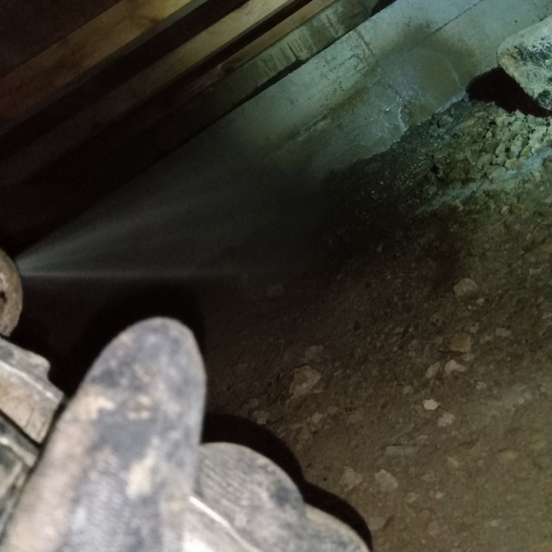 床下の地面に防蟻剤を散布