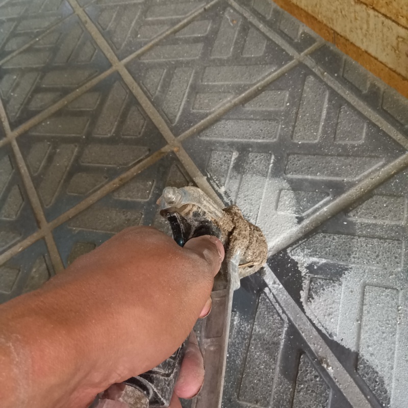 床に防蟻剤を注入