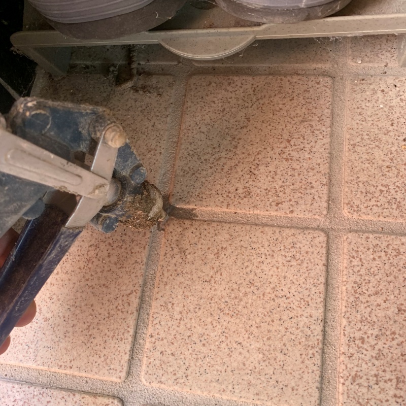 床にシロアリ駆除剤を注入