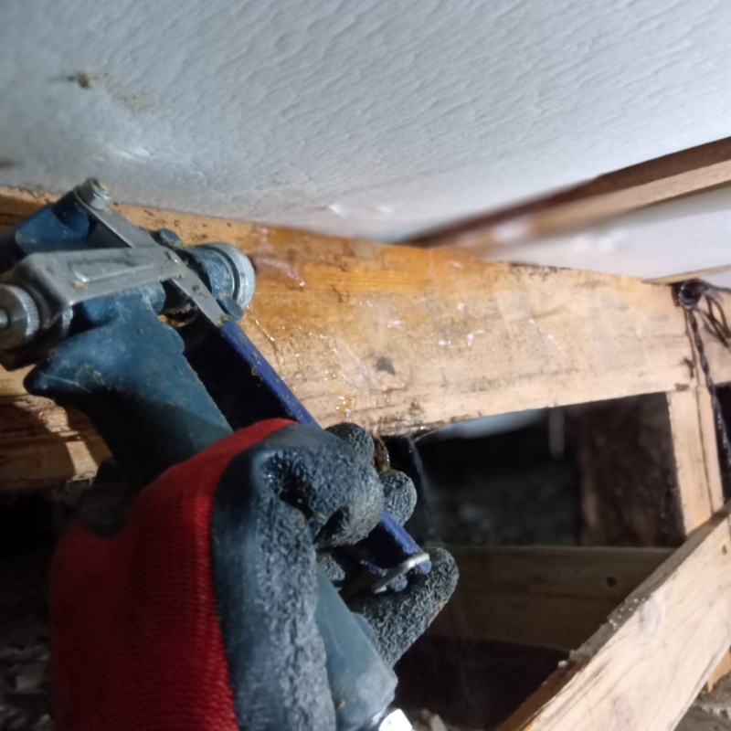 床下の木材にシロアリ駆除剤を散布