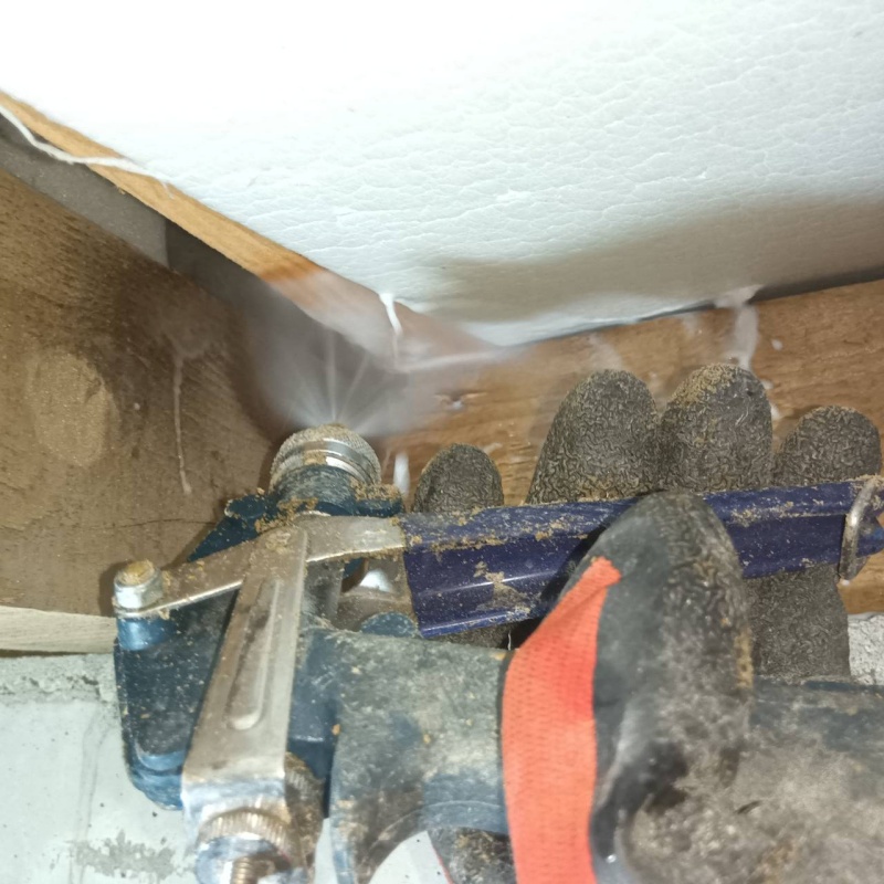 床下の木材にシロアリ駆除剤を散布