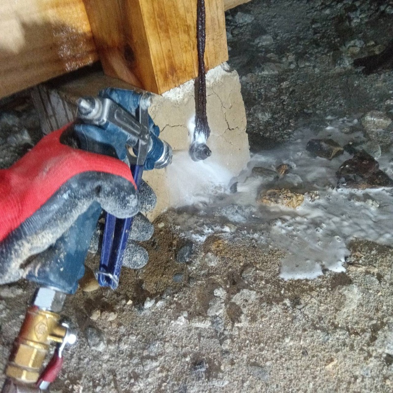 床下の地面にシロアリ駆除剤を散布