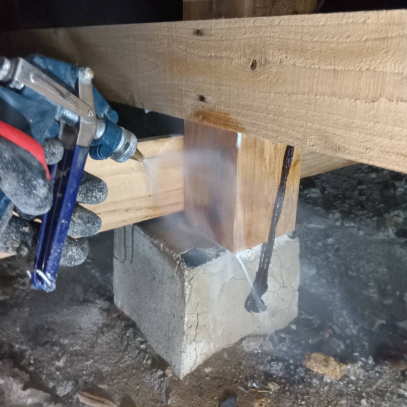 束石まわりにシロアリ駆除剤を散布