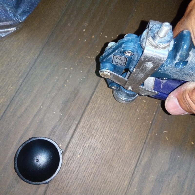 床にシロアリ駆除剤を注入