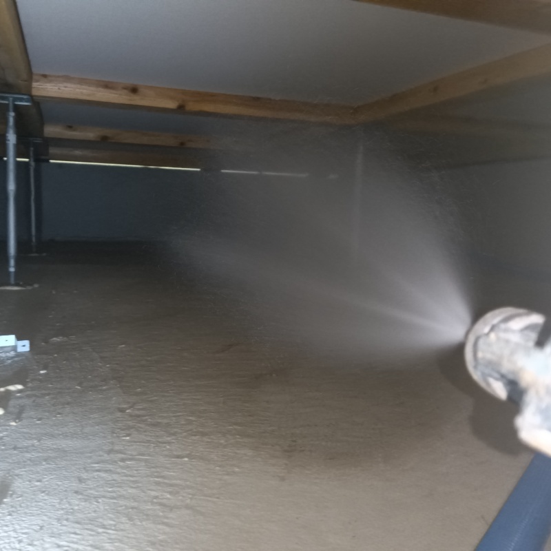 床下の木材に防蟻剤を散布