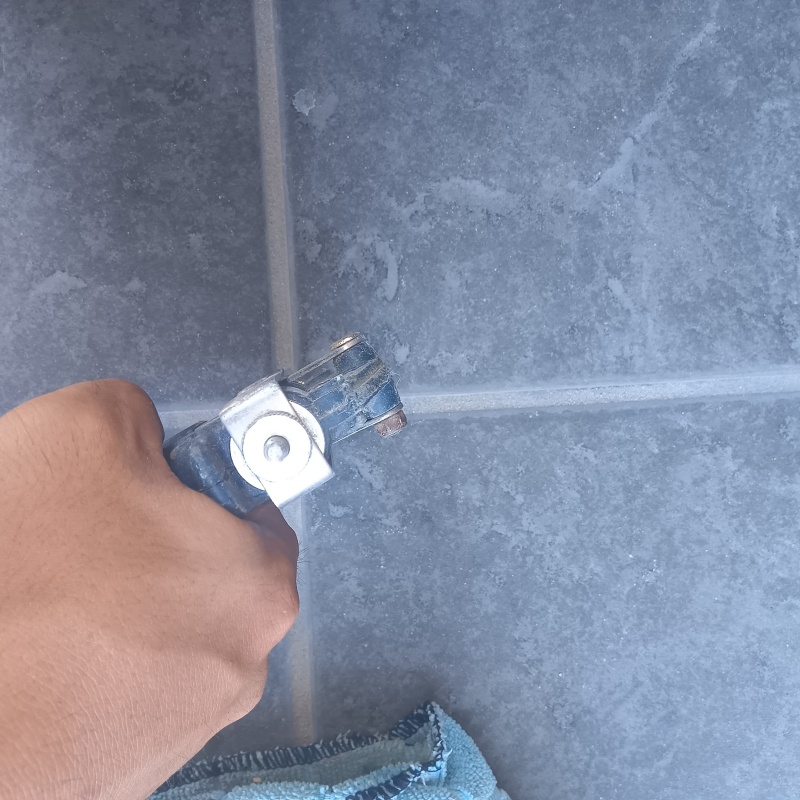 床に防蟻剤を注入