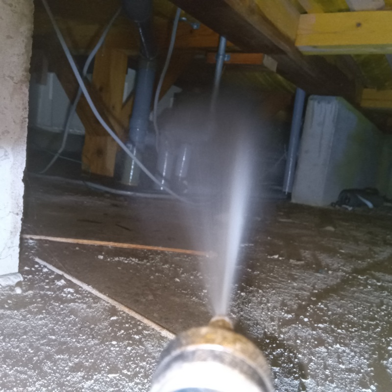 床下の木材に防蟻剤を散布