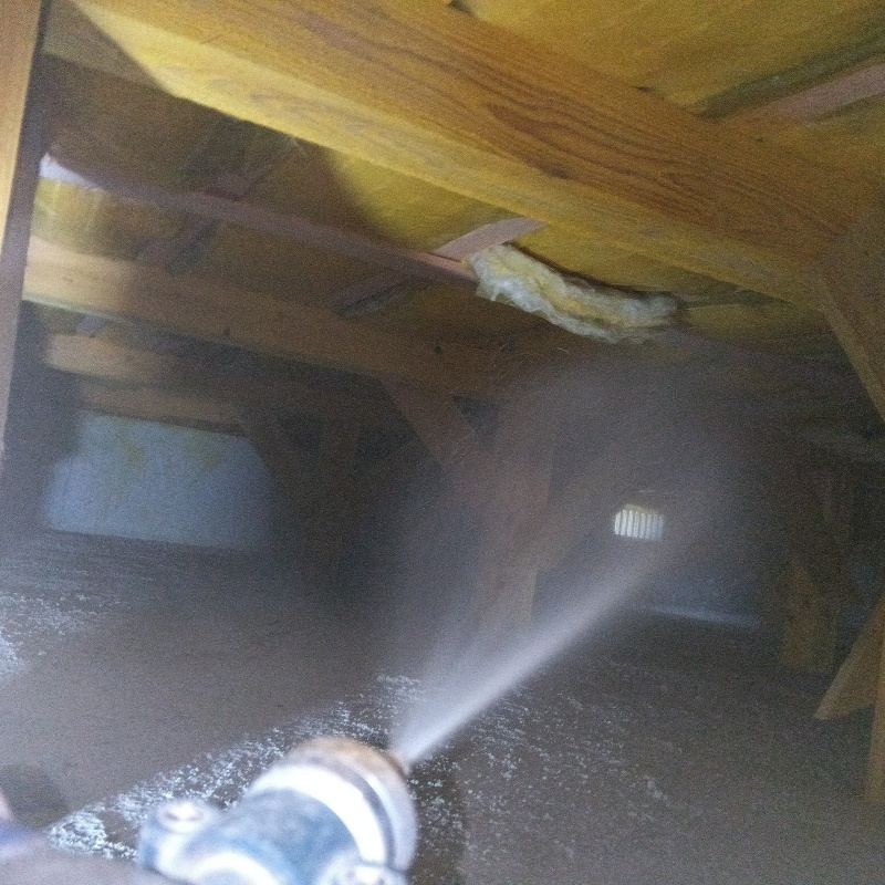 床下の木材に防蟻剤を散布