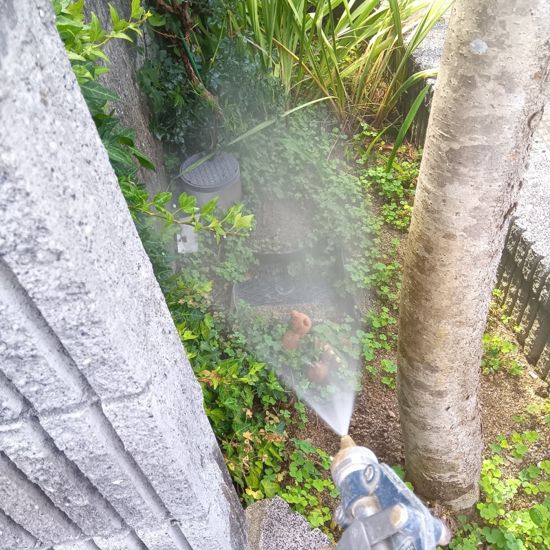 屋外の地面に防蟻剤を散布