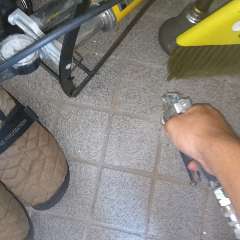 床に防蟻剤を注入