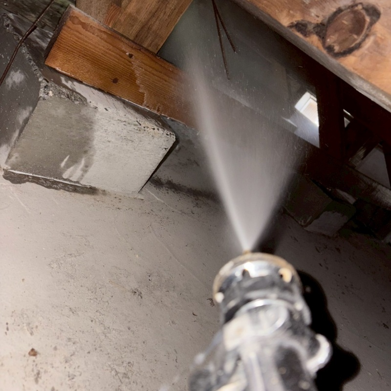 床下の木材に防蟻剤を散布