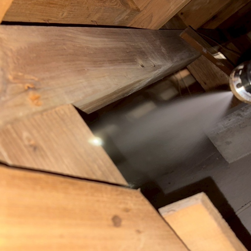 床下の木材に防蟻剤を散布