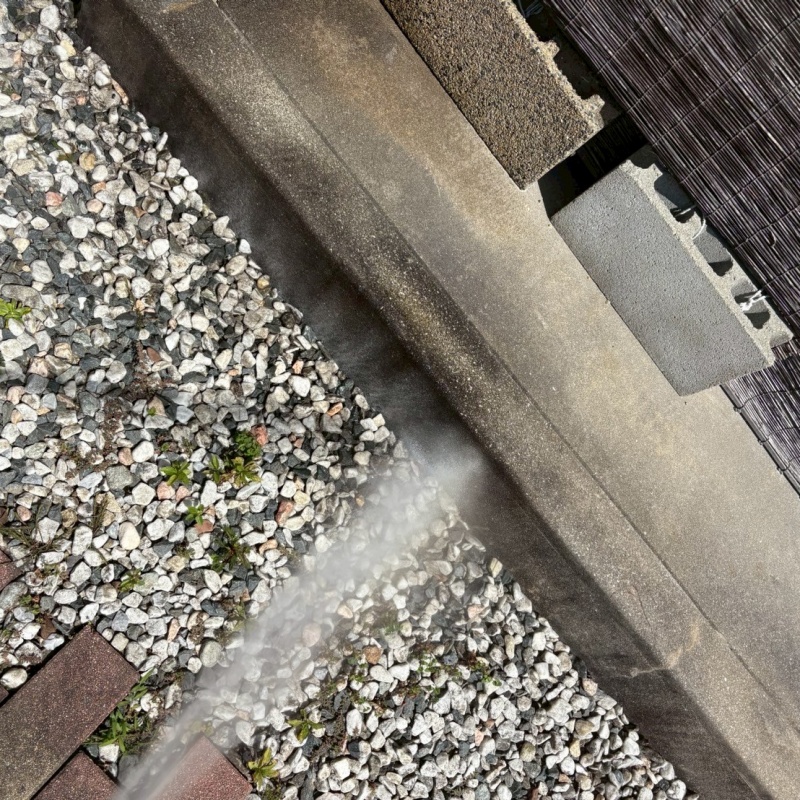 屋外の地面に防蟻剤を散布