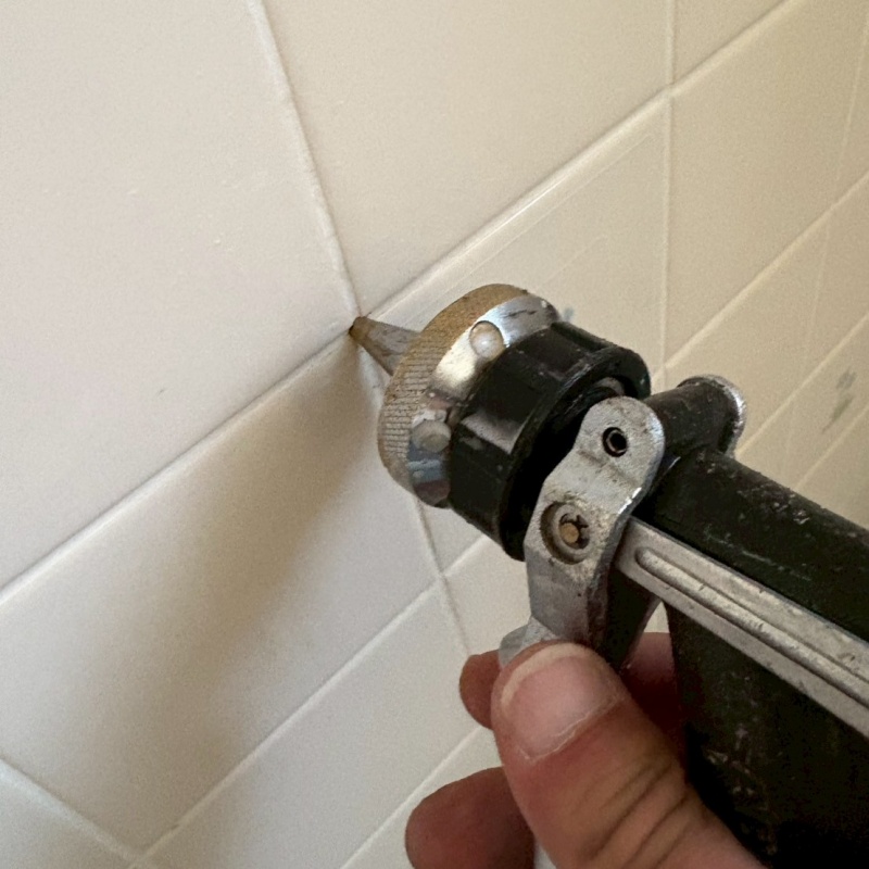 壁に防蟻剤を注入