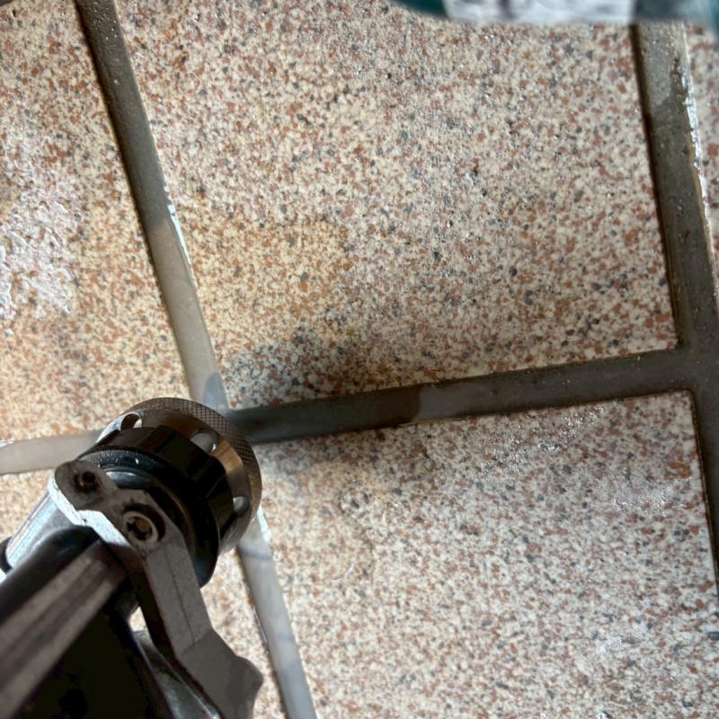 床に防蟻剤を注入