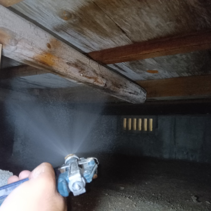 床下の木材にシロアリ駆除剤を散布