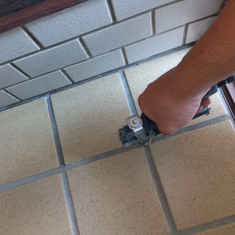 床にシロアリ駆除剤を注入