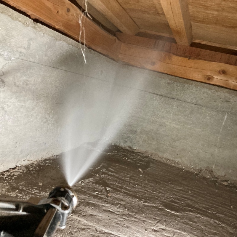 床下の木材にシロアリ駆除剤を散布