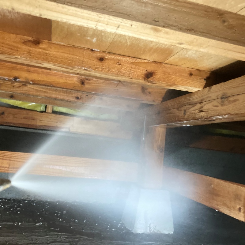 床下の木材にシロアリ駆除剤を散布