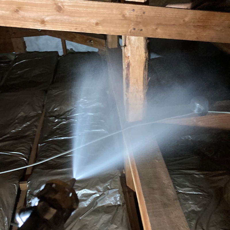 屋根裏にシロアリ駆除剤を散布
