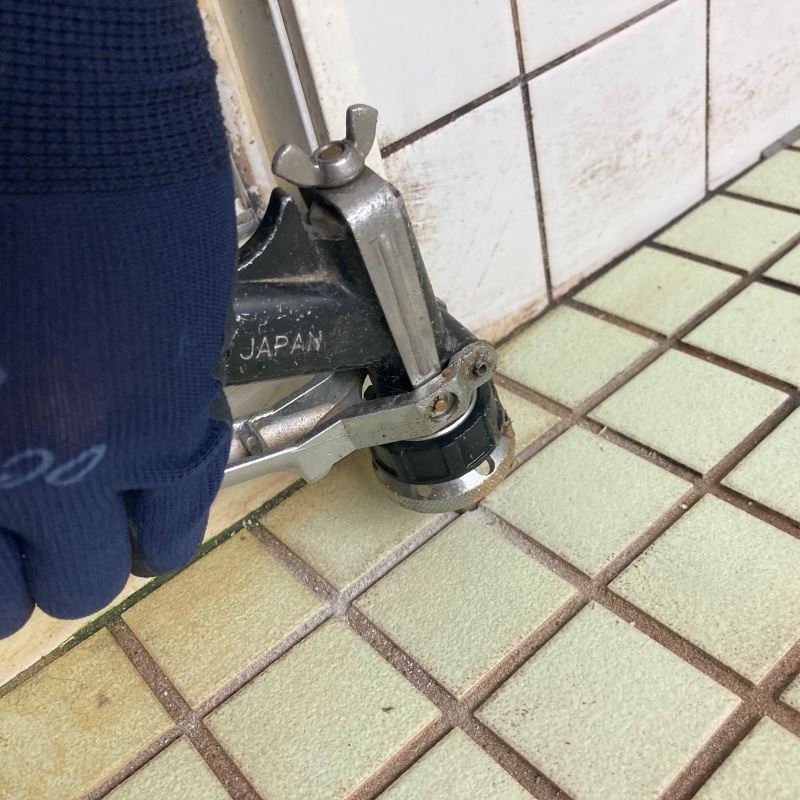 床にシロアリ駆除剤を注入