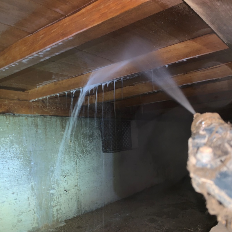 床下の木材にシロアリ駆除剤を散布